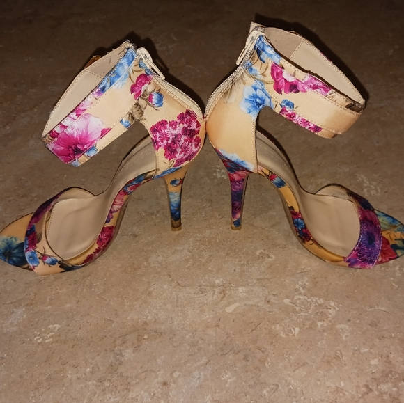 New Stunning Wild Diva Floral Stiletto Heels - Picture 9 of 13